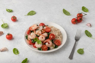 Gamberetti in padella con pomodori, spinaci e riso