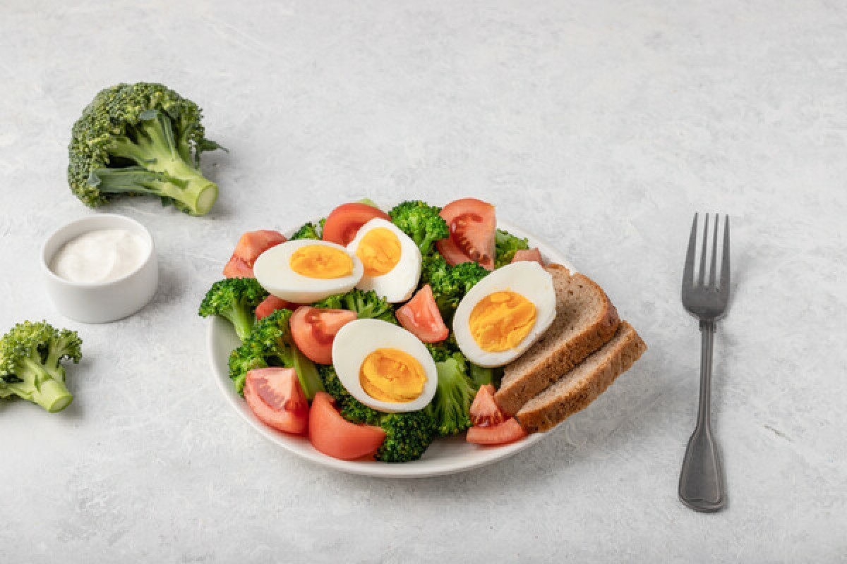 Insalata con uova, broccoli e pomodori
