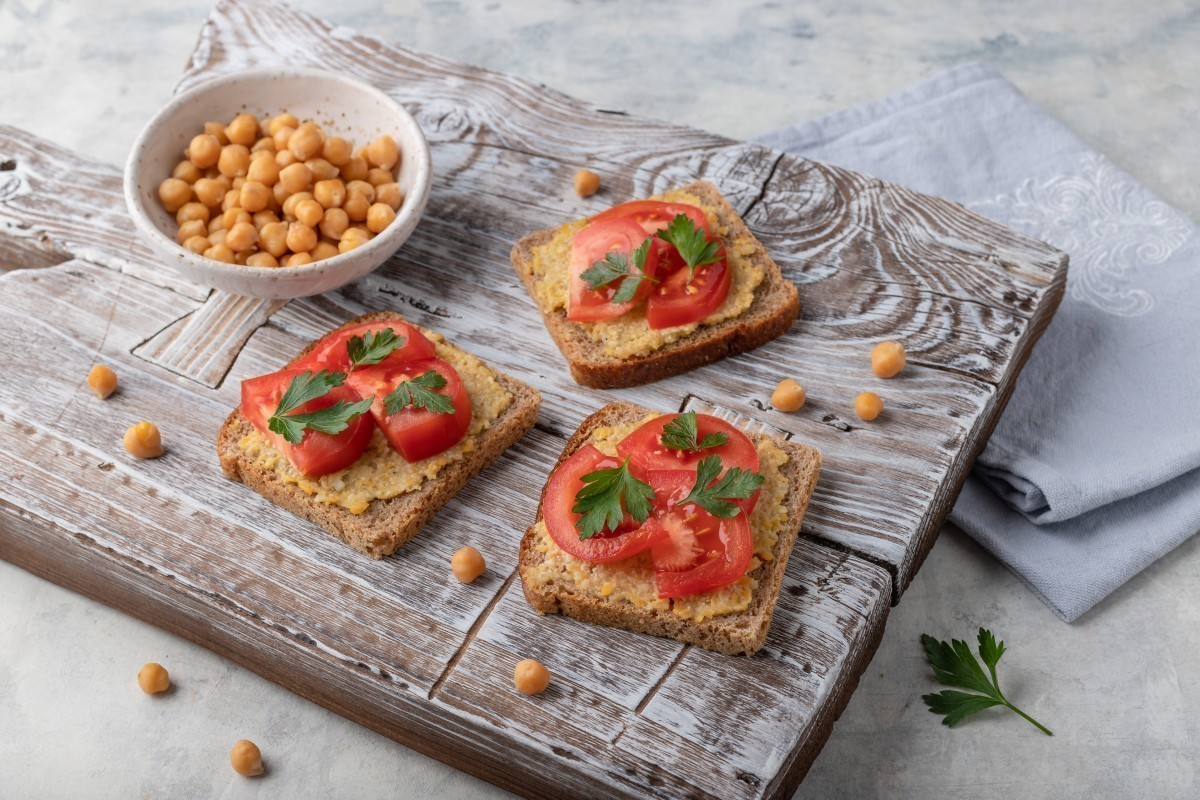 Pane con hummus e pomodoro