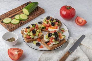 Pane con uova, verdure e olive