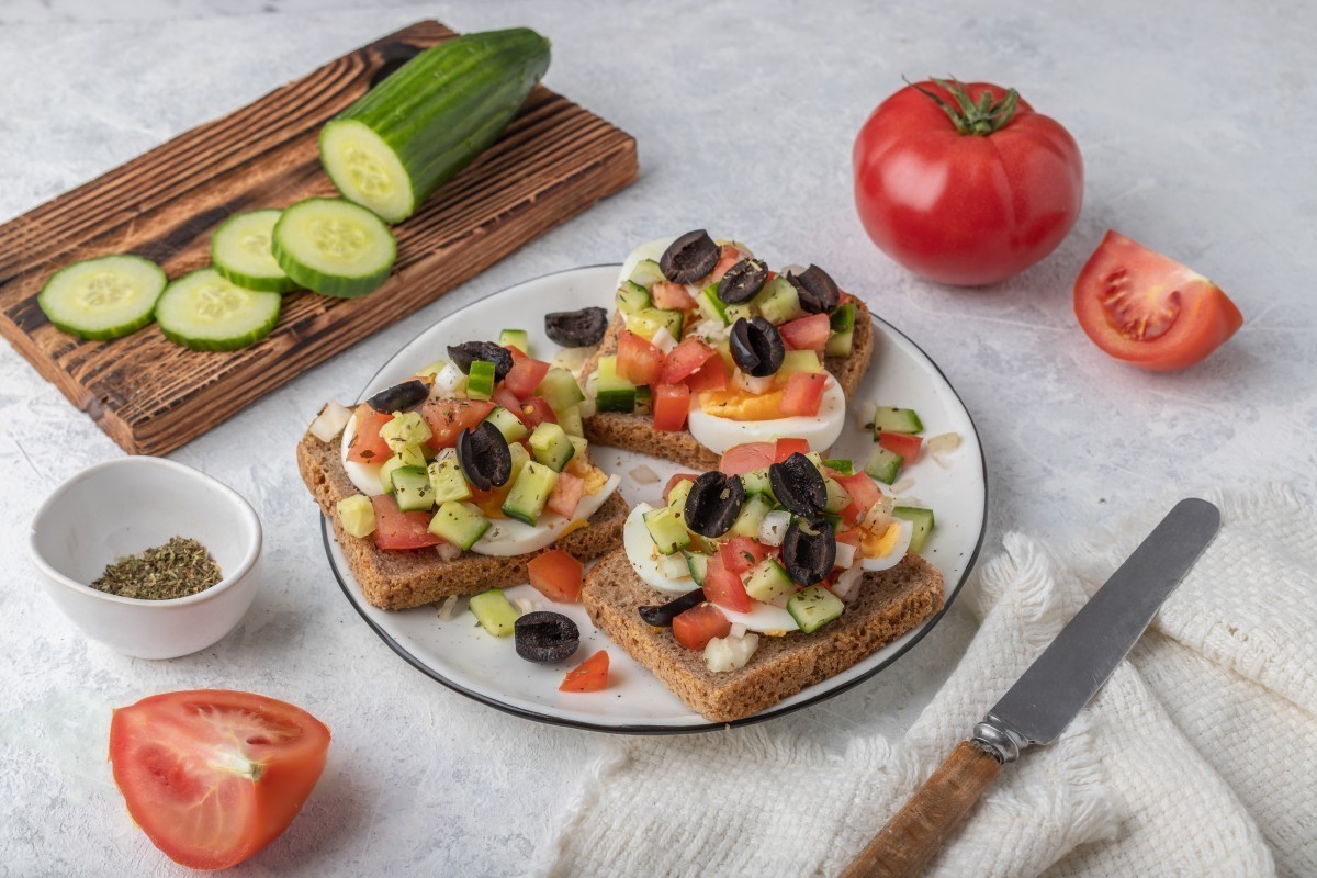 Pane con uova, verdure e olive