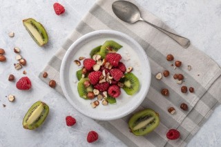 Porridge con kiwi, lamponi e nocciole