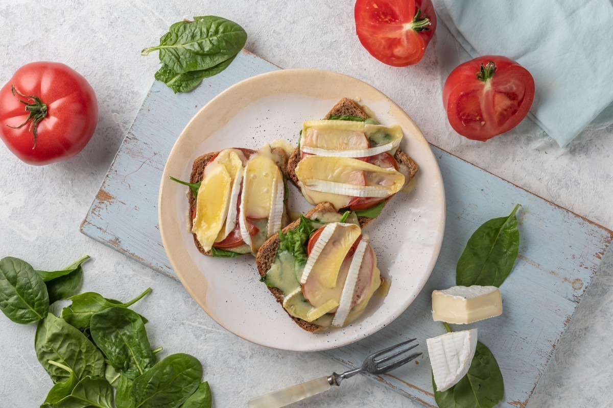 Toast con spinaci e camembert