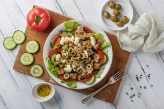 Insalata con olive, cetrioli, pomodoro e mozzarella