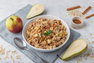 Porridge di cannella con pera e mela