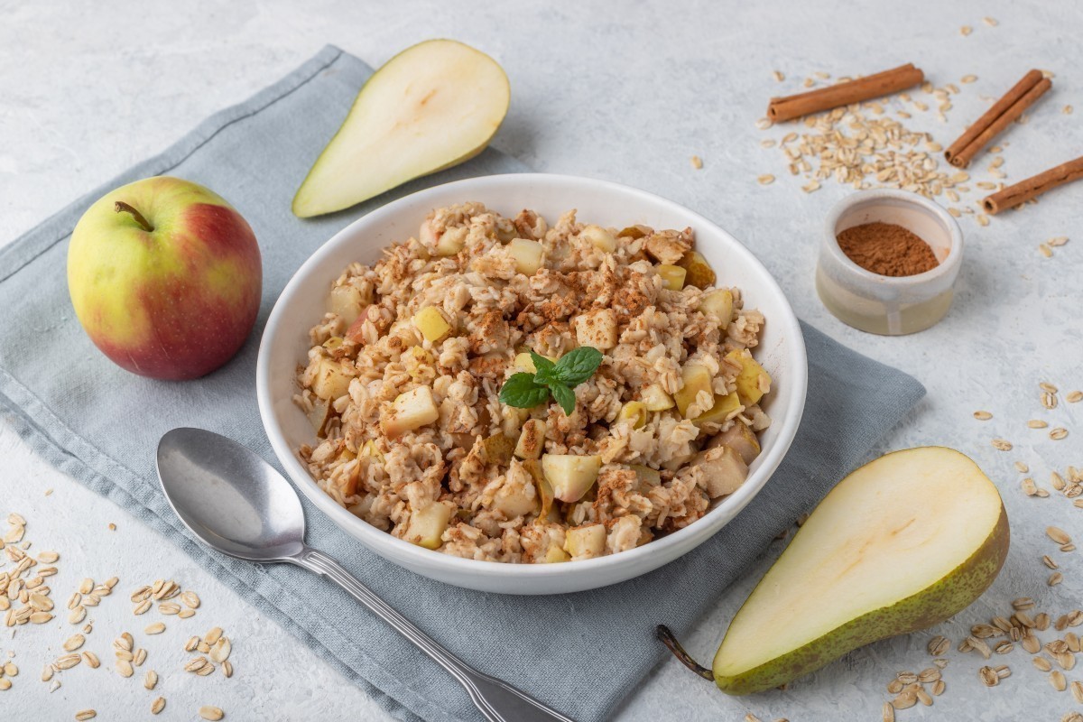 Porridge di cannella con pera e mela