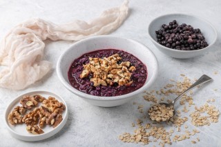 Porridge ai mirtilli con le noci