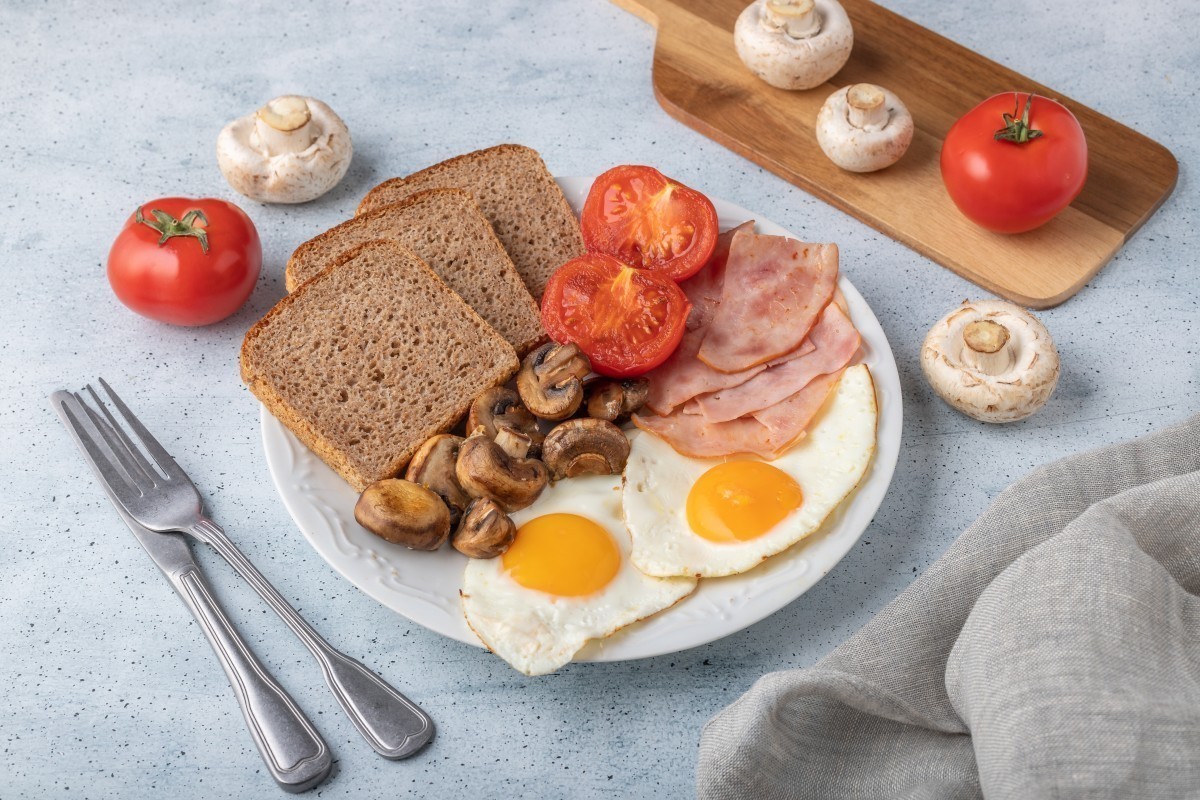Colazione all'inglese con uova e Champignon