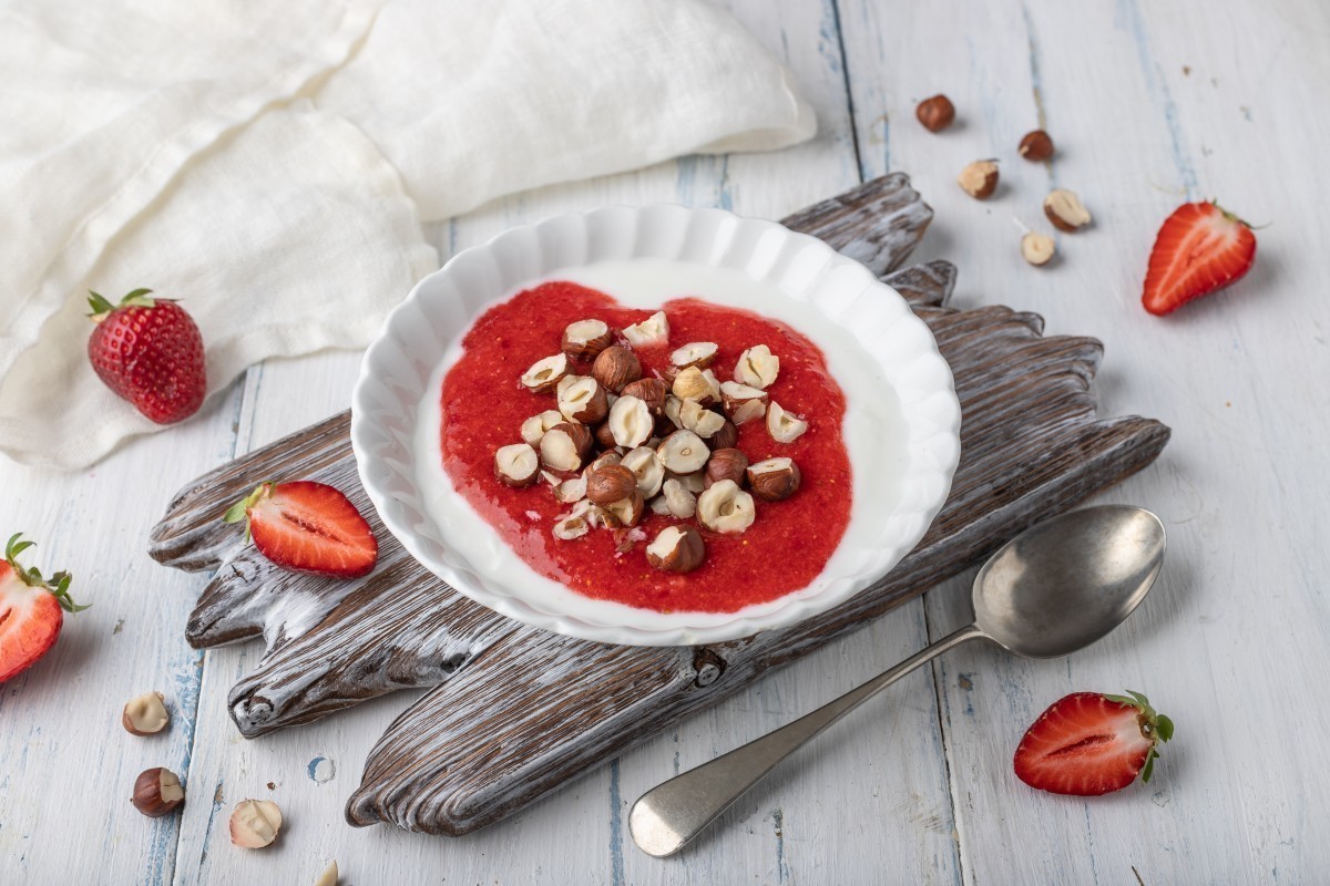Yogurt con mousse di fragole e noci