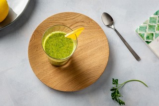 Cocktail all'arancia e prezzemolo con noci