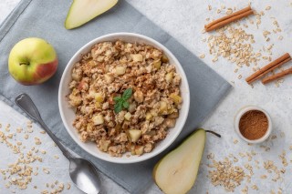 Cinnamon porridge with apple and pear