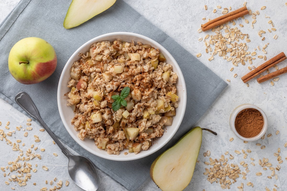 Cinnamon porridge with apple and pear