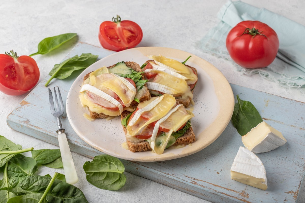 Toasts mit Spinat und Camembert