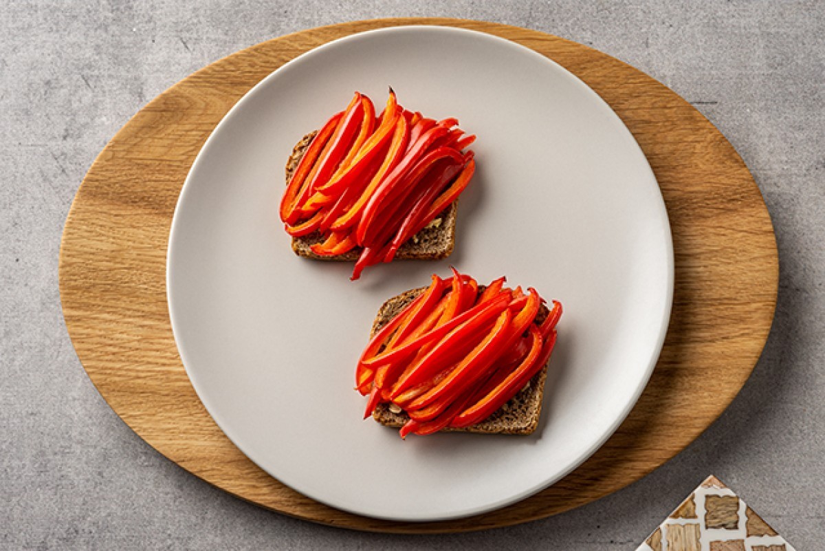 Bruschetta mit Paprika und Basilikum