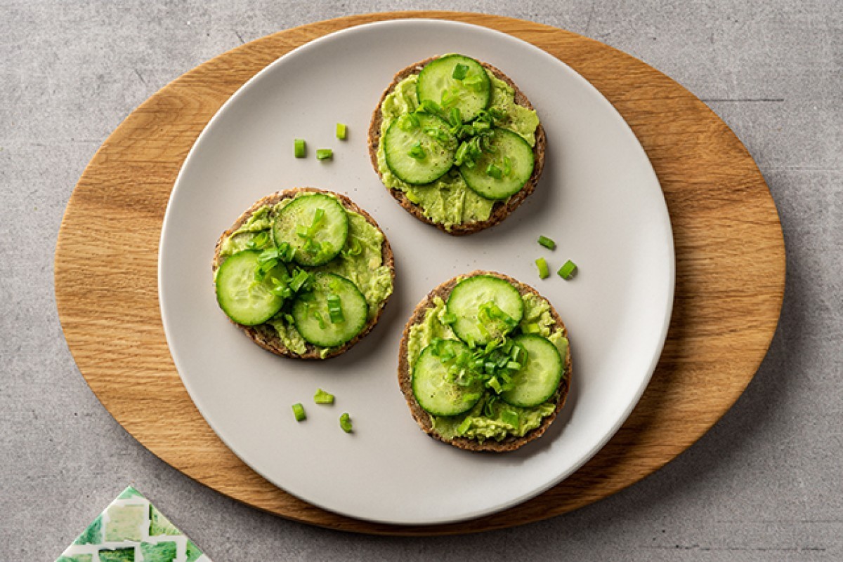 Sandwiches mit Avocado, Gurken und Schnittlauch