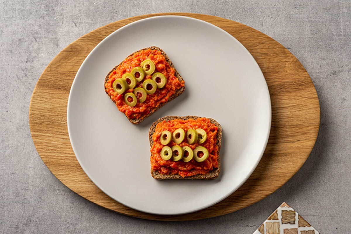 Sandwich mit Paprikapaste und Oliven