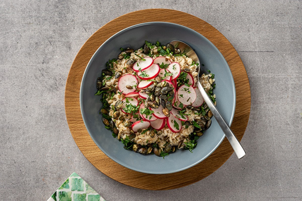 Haferbrei mit Radieschen und Petersilie