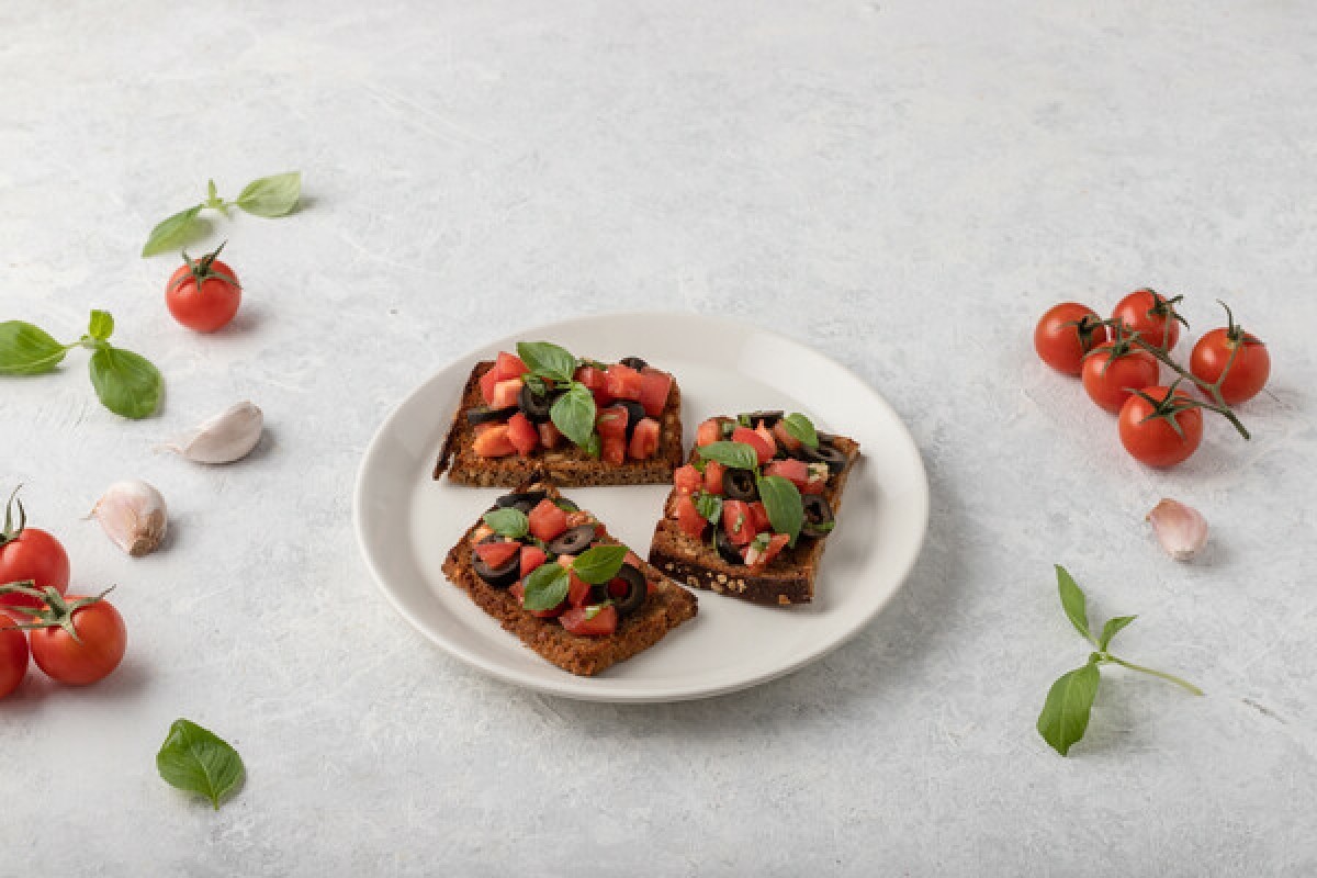 Bruschetta tomates, ail et olives