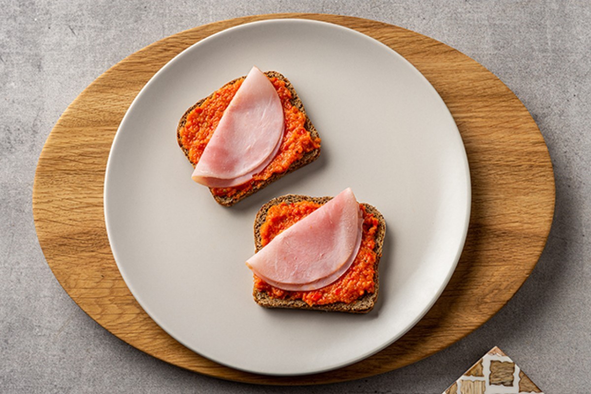 Toast tartiné au poivron et jambon