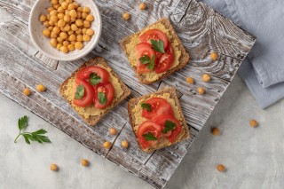 Broodjes met hummus en tomaat