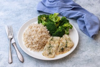 Gebakken vis met dille en citroen, met rijst en broccoli