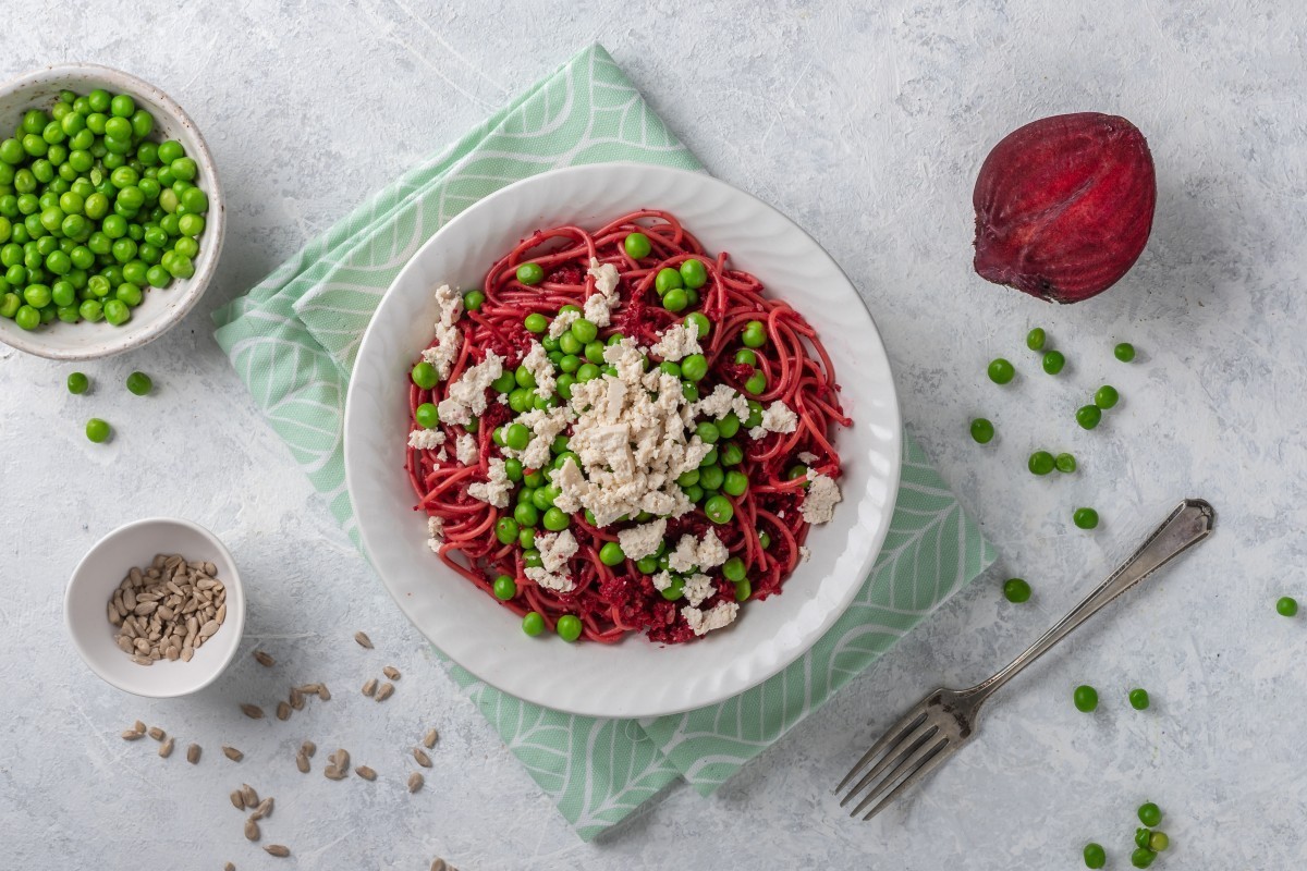 Spaghetti met bietenpesto, tofu en zonnebloempitten
