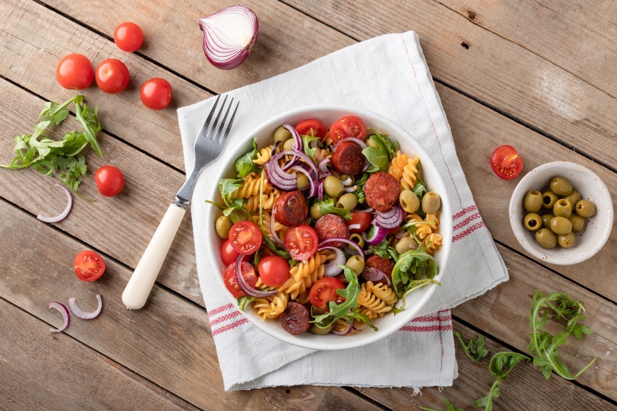 Ensalada de pasta con chorizo