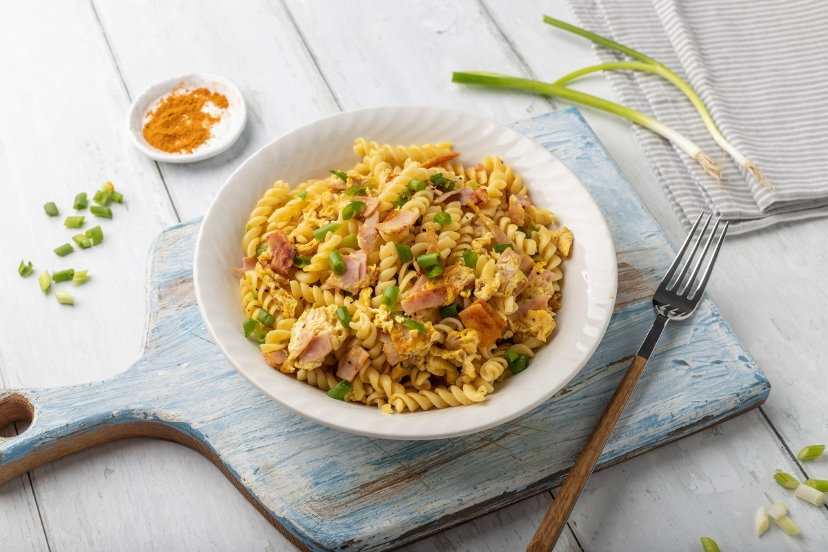 Macarrones al curry con jamón y huevo
