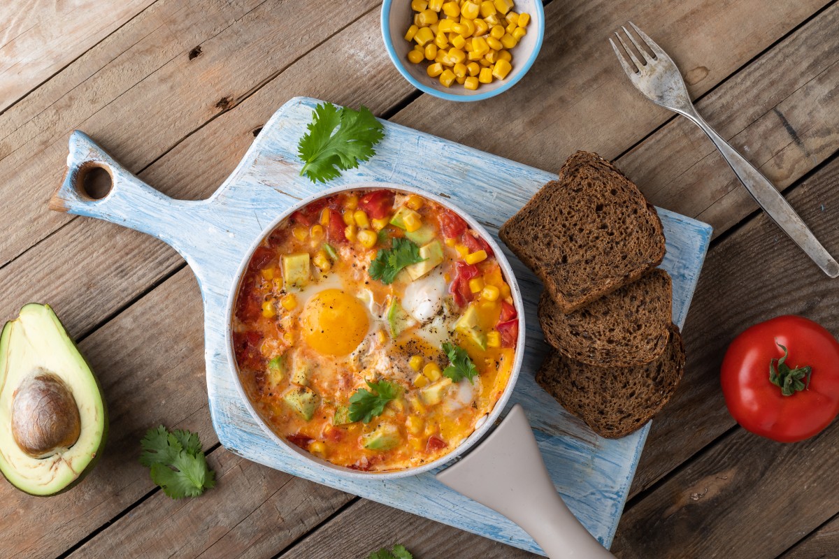 Szakszuka z kukurydzą i awokado