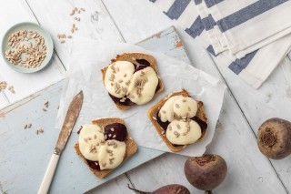 Toast with beetroot and mozzarella