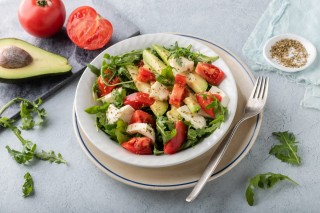 Insalata con avocado e mozzarella