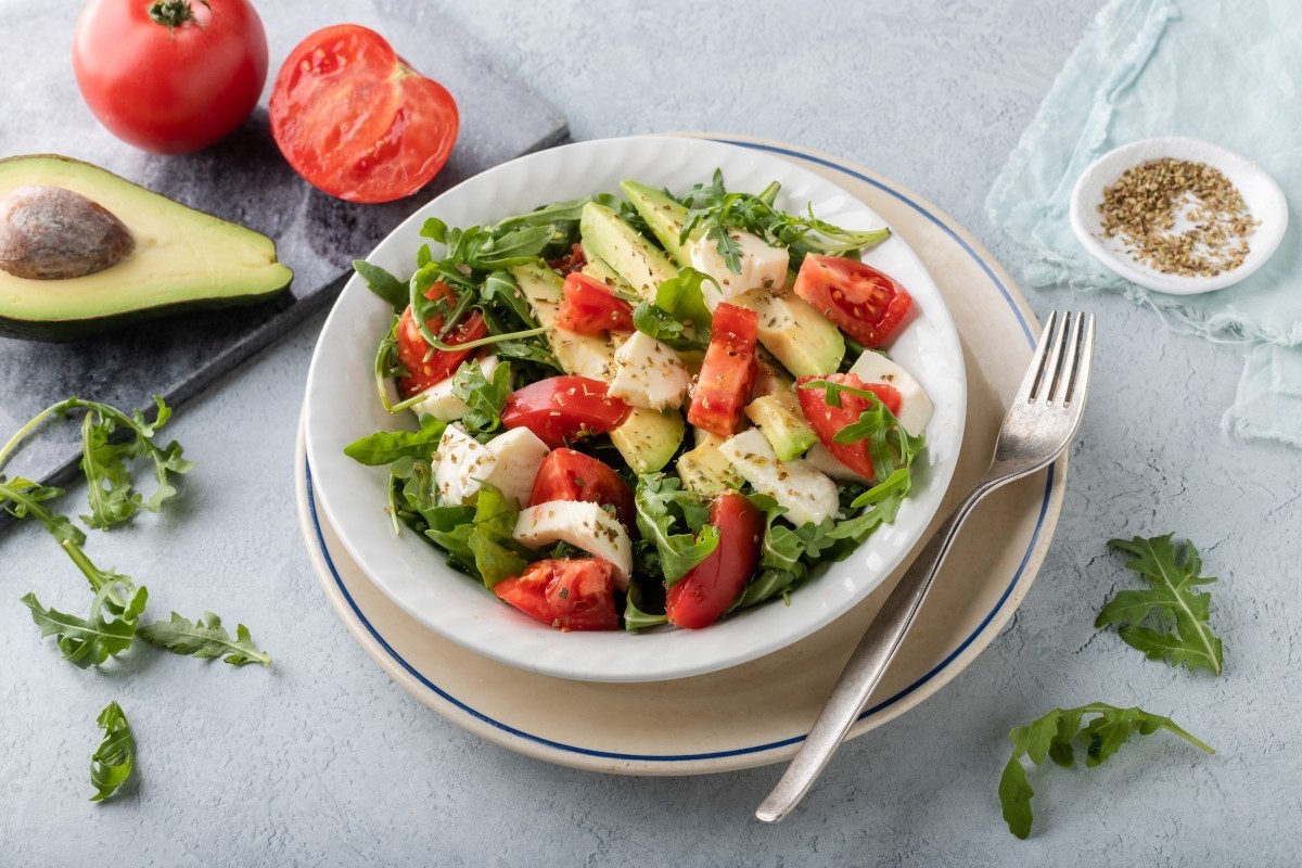 Insalata con avocado e mozzarella