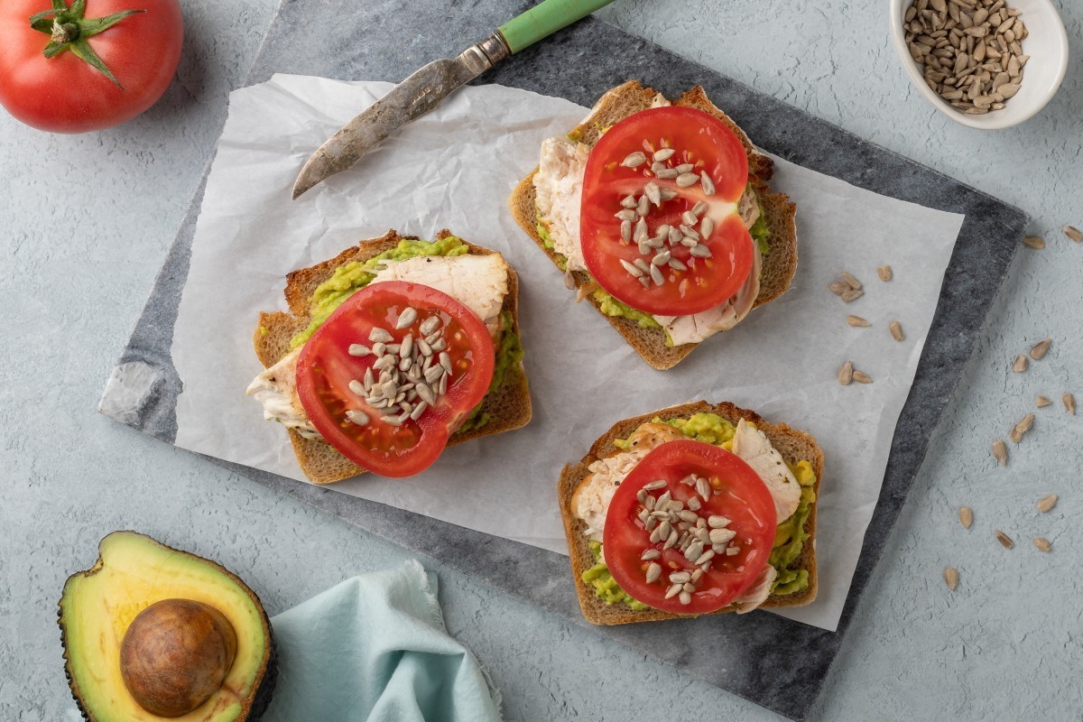 Panino con pollo e avocado
