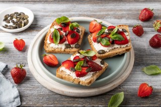 Panini con formaggio e fragole sotto basilico