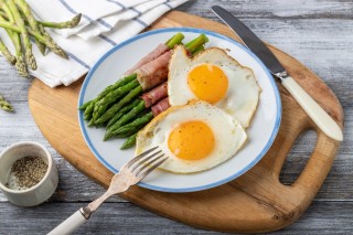 Asparagi grigliati con uovo