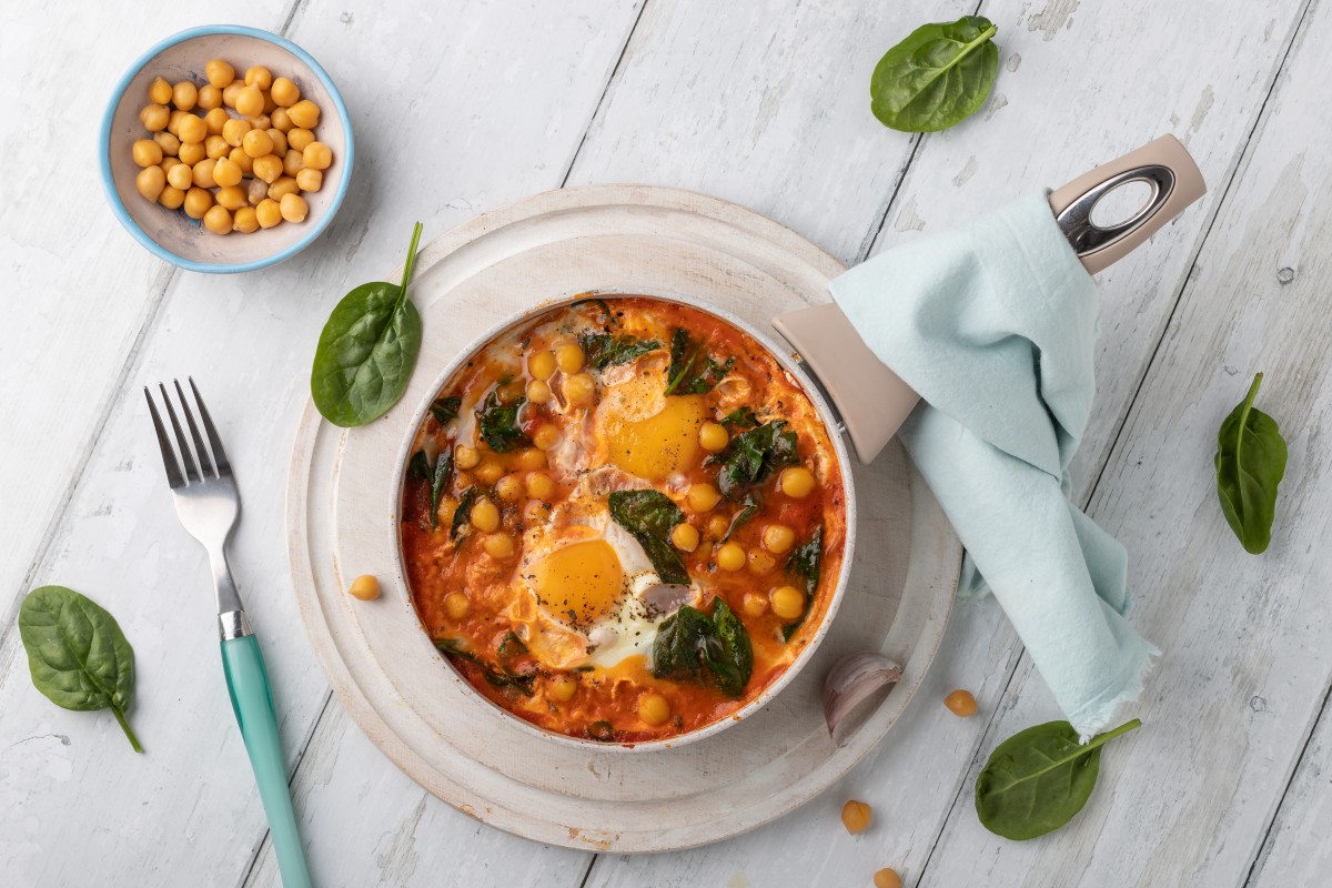 Shakshuka con ceci, pomodori e spinaci