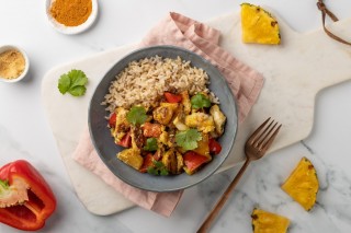 Knapperige vis met ananas en paprika