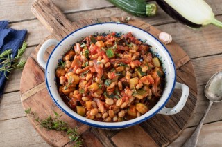 Goulash met courgette, aubergine en witte bonen