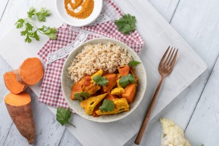 Vegetarische curry met zoete aardappel en bloemkool