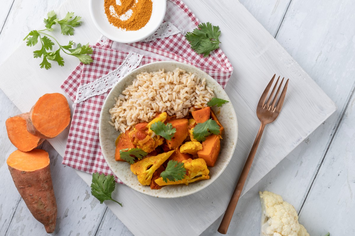 Vegetarische curry met zoete aardappel en bloemkool