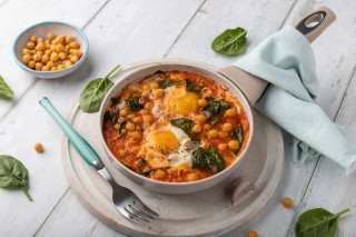 Shakshouka met kikkererwten, tomaten en spinazie