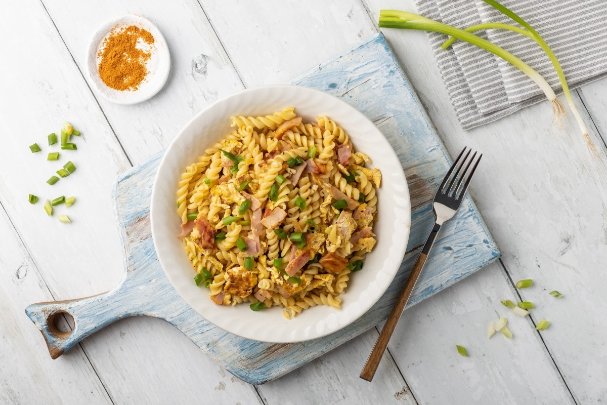 Pâtes au curry, jambon et œuf