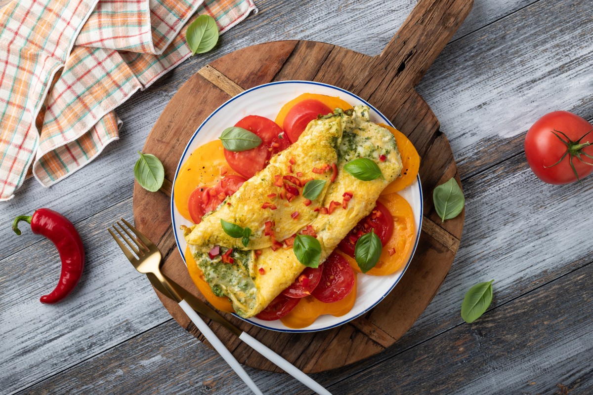 Omelet met mozzarella en tomaten