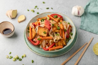 Rijstnoedels met tofu, paprika's en wortelen