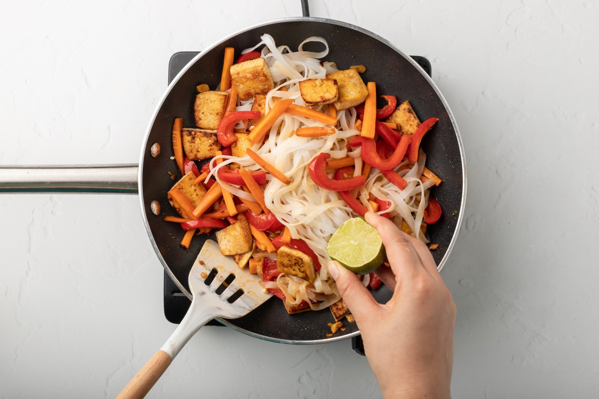 Recept voor Rijstnoedels met tofu, paprika's en wortelen