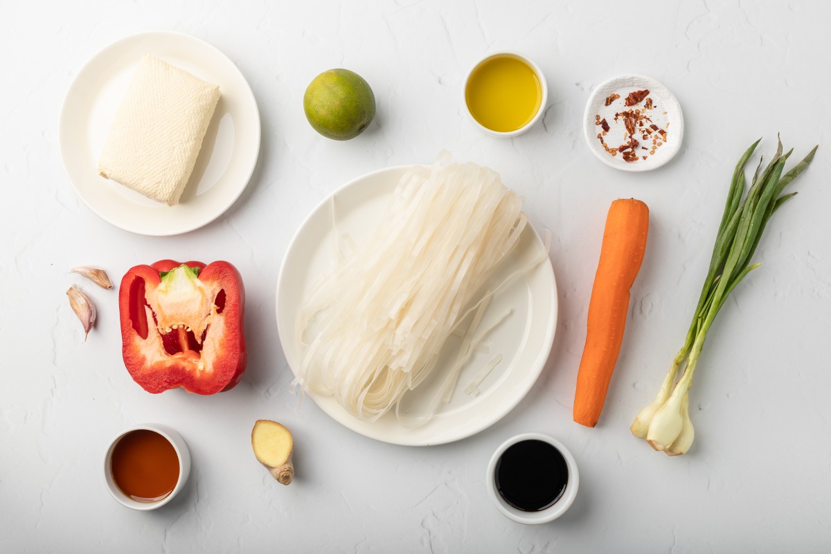 Recept voor Rijstnoedels met tofu, paprika's en wortelen
