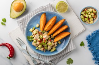 Limoenkip met gebakken zoete aardappel en avocadosalade