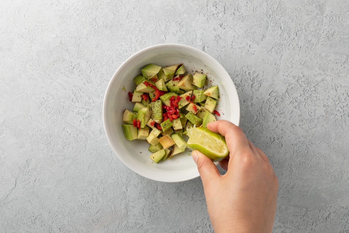 Recept voor Limoenkip met gebakken zoete aardappel en avocadosalade