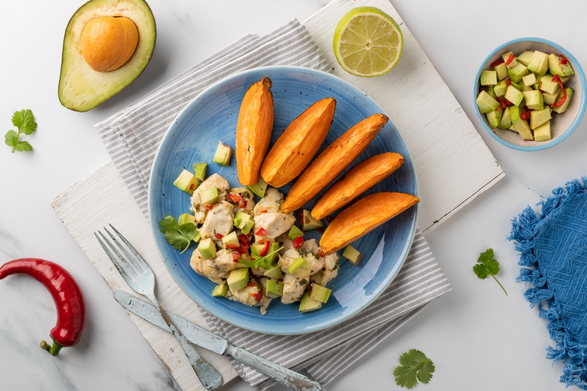 Recept voor Limoenkip met gebakken zoete aardappel en avocadosalade