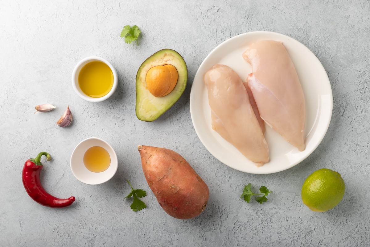 Recept voor Limoenkip met gebakken zoete aardappel en avocadosalade